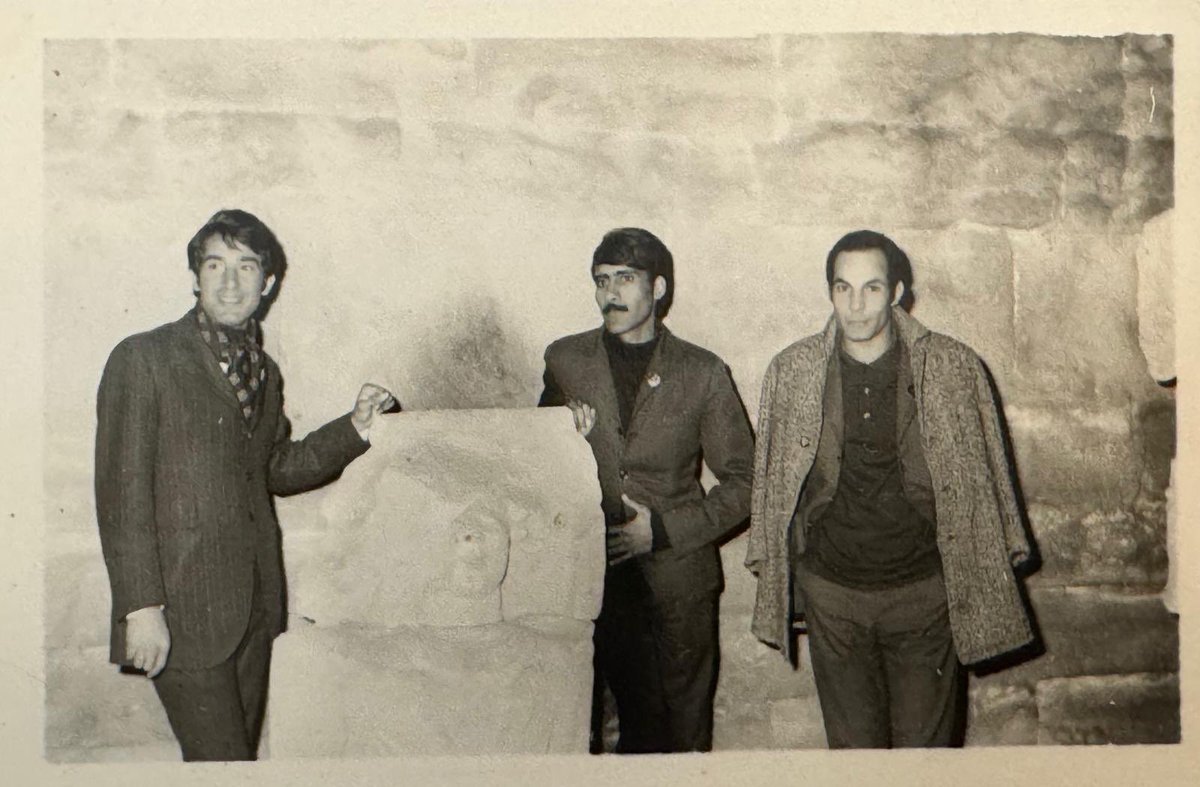 في مهرجان (ابو تمام ) في الموصل ١٥ كانون الاول عام ١٩٧١ مع الشاعر حميد الخاقاني والقاص أحمد خلف في مدينة الحضر