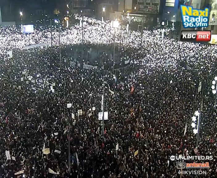PedjaZivotic_15's tweet photo. Ozbiljno ljuljanje live‼️ 😉 ✊ #Protesr #Beograd https://t.co/Rfa8QcE7Q3