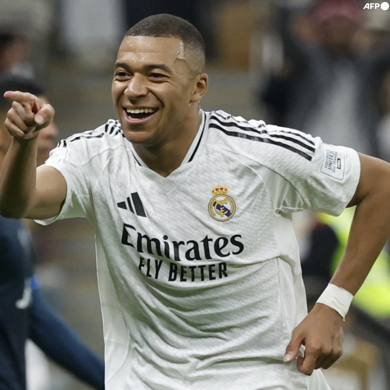 InvictosSomos's tweet photo. Hoy firmó su MEJOR GOL desde que llegó al Real Madrid. Lleva 4 partidos consecutivos convirtiendo. Y ya tiene ¡¡14 GOLES, 3 ASISTENCIAS Y 2 TÍTULOS!! en 24 partidos como madridista. 

Y eso que todavía no activa su mejor versión. 

SE ESTÁ ENCENDIENDO EL NUEVO GALÁCTICO.