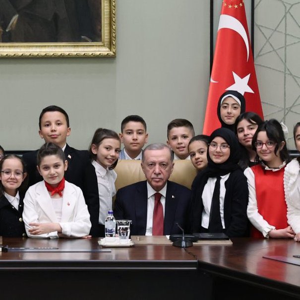 pusholder's tweet photo. Gençlik ve Spor Bakanı Osman Aşkın Bak: 

"Dünya'da, Cumhurbaşkanı Erdoğan'dan fazla gençliğe yatırım yapan bir lider yok." https://t.co/VY5PRfoDua