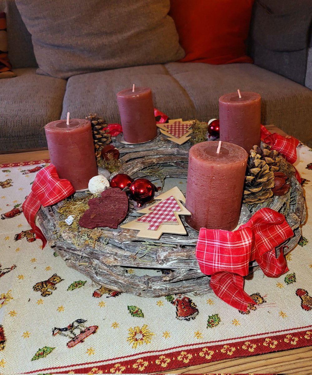 So sieht übrigens ein Adventskranz am 4. Advent aus, wenn man Katzen hat.😂😂