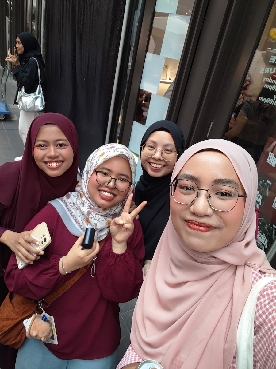 fuyugummie's tweet photo. My first day6 cse in all of my 9 years of being a myday 😂 #31striff
Thank you so much to everyone who talked to me and interacted with me even tho i’m just a random nobody 😭 everyone was so sweet and fun i had a BLAST!
Am sorry for any of my kekurangans 🙇♀️ https://t.co/eCEGocpL0b
