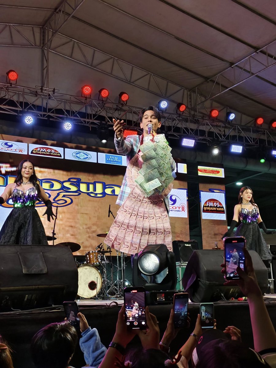 GunNapatSupport's tweet photo. ภาพบรรยากาศในงาน 🎉 "มหานคร คัลเลอร์ฟูลปาร์ตี้ 2025"
มหกรรมฟรีคอนเสิร์ตลูกทุ่งสุดยิ่งใหญ่ #ลูกทุ่งมหานคร ขนทัพศิลปินกว่า 50 ชีวิต มอบความสุขส่งท้ายปีเก่า...ต้อนรับปีใหม่ให้กับแฟน ๆ

🔗 Ltmfm95
https://t.co/nrCjIpDoGI

#GUNNAPAT 
#2ทศวรรษมหัศจรรย์วันดีดี 
#ltmfm95 https://t.co/Ux7aKziBe3