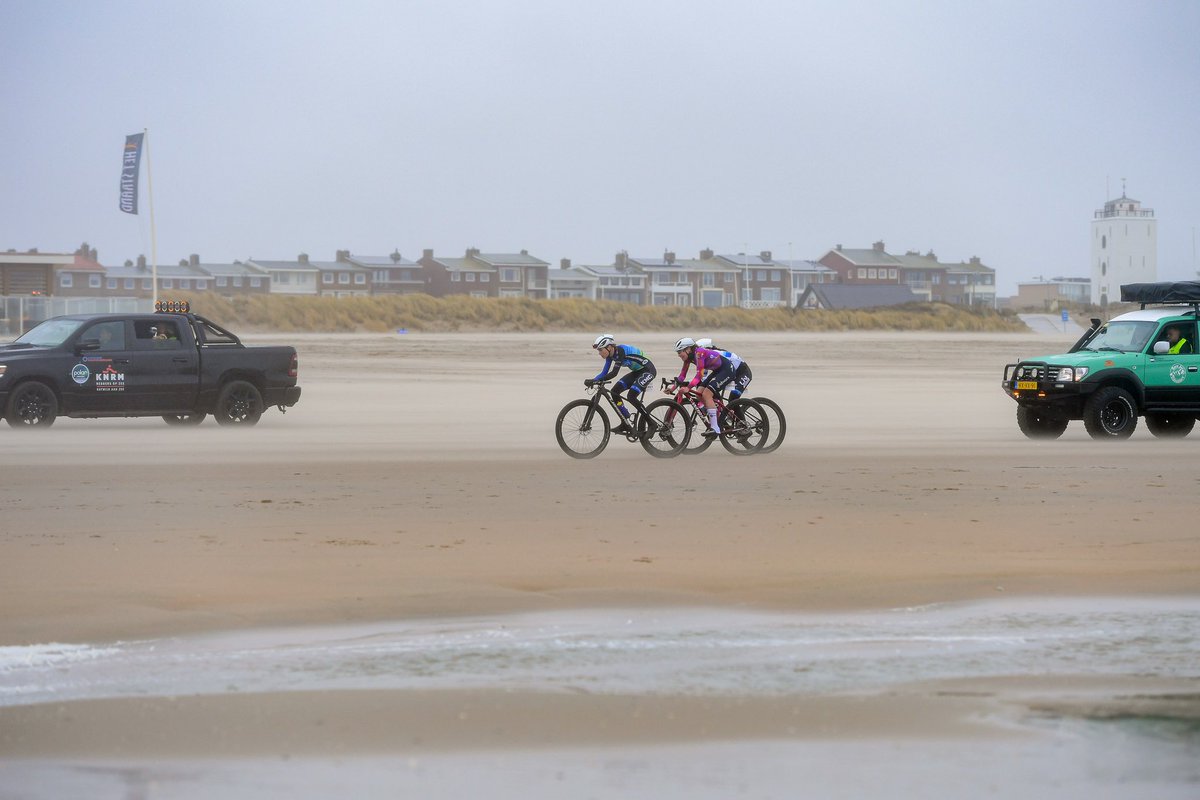 martinschuttert's tweet photo. Een mooie strijd gisteren op het strand van @KatwijkFietst waarbij Mariëlle de aanval niet schuwde. Nadat een dappere vluchtpoging strandde zat er niet meer in dan brons 🥉

Rozanne kwam net wat snelheid tekort voor de wind en kwam als zesde aan de meet 🏁

📷 @arjen_pixs https://t.co/0bYLuCrcXx