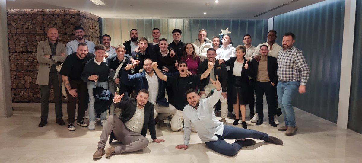 AnaAlmansa7's tweet photo. Feliz Navidad Balonmano Bolaños! 
Cena de Navidad de los equipos !! 
Nos vemos en el 2025 con fuerzas renovadas 💚❇️🍀 https://t.co/xkVWKyzxkU