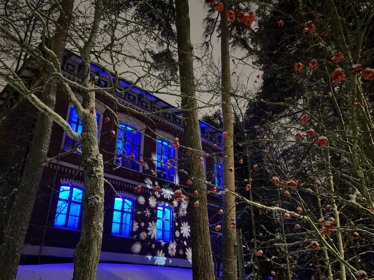 Jouluterveiset <a href="/uniofjyvaskyla/">University of Jyväskylä</a> Seminaarinmäeltä, josta ovat peräisin niin koulujen kuusijuhlaperinne kuin monet suomalaiset joululaulutkin. Seminarium oli tänäkin vuonna perinteisesti jouluvalaistu, ja alkuillasta soivat tutut Jyväskylän seminaarissa sävelletyt joululaulut.