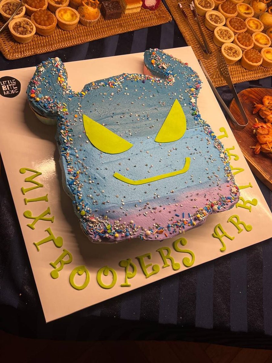 cafe_hayes's tweet photo. Cafe Hayes held the Final Degen Night of 2024🔥  

It was hosted by MixMob #maxxmxmcoin
And a big thank you to our sponsor #BitMEX 

Also, a special thanks to #little_bite_more for providing the beautiful customs deserts. 🙏

Happy Holidays🎄 #Cafe_Hayes #CryptoHayes https://t.co/2QCiab0TTJ