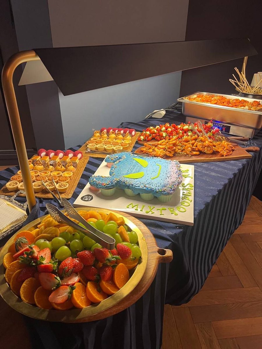 Cafe Hayes held the Final Degen Night of 2024🔥  

It was hosted by MixMob #maxxmxmcoin
And a big thank you to our sponsor #BitMEX 

Also, a special thanks to #little_bite_more for providing the beautiful customs deserts. 🙏

Happy Holidays🎄 #Cafe_Hayes #CryptoHayes
