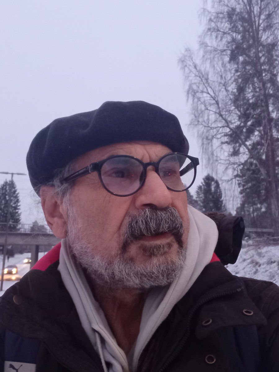 Ehmedehuseyni's tweet photo. Li vir, di berfê de, nemîne..!
Tola berfê, bi şûrên berfê,  ji berfê hilîne..!
Berê xwe bide xweliya Rojavayê,
Û bajarên xelke, li pey xwe, bi agirê berfê, bişewitîne..! https://t.co/DYJJDXKah0
