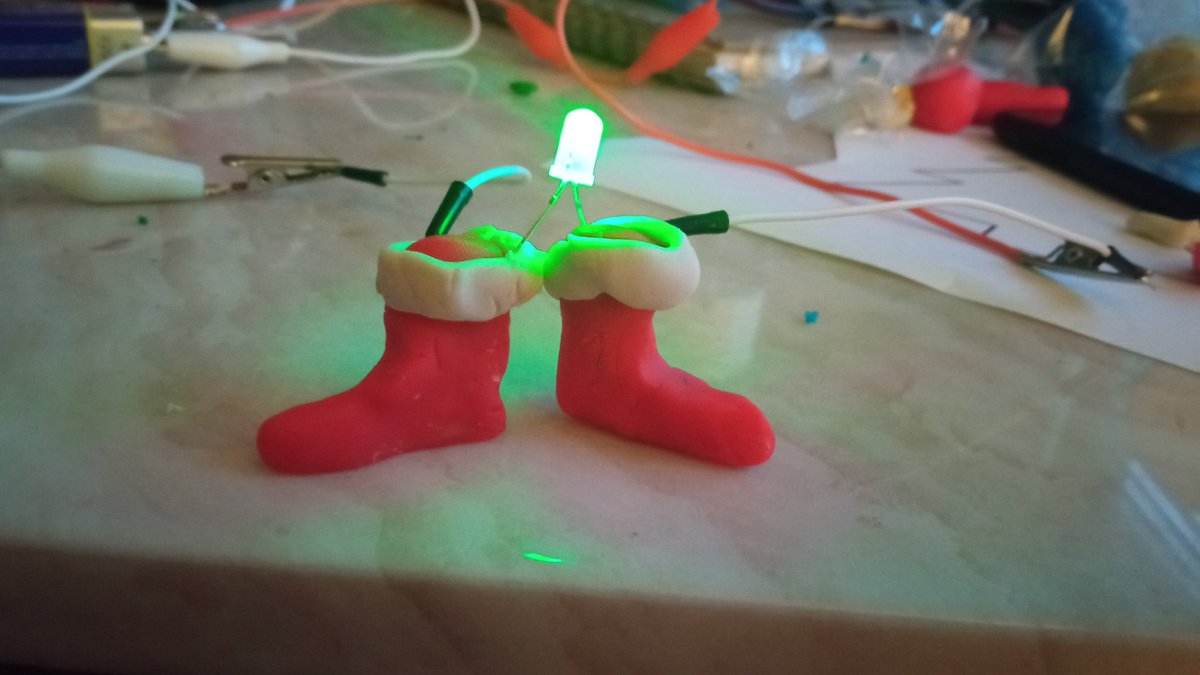 firekit's tweet image. Bit of conductive fun for Christmas using modelling clay (insulator) and Playdoh (conductor) ⛄🙂🎅
#STEM 
#electriccircuit