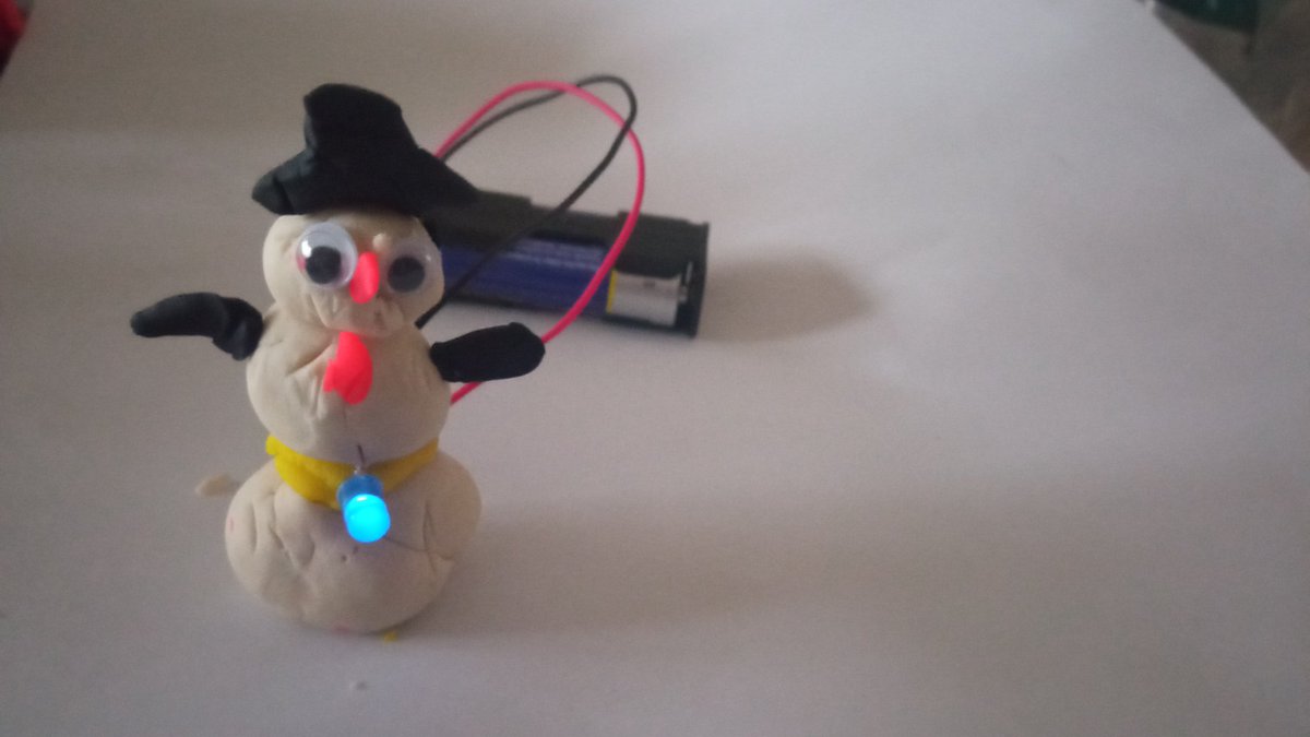 firekit's tweet image. Bit of conductive fun for Christmas using modelling clay (insulator) and Playdoh (conductor) ⛄🙂🎅
#STEM 
#electriccircuit