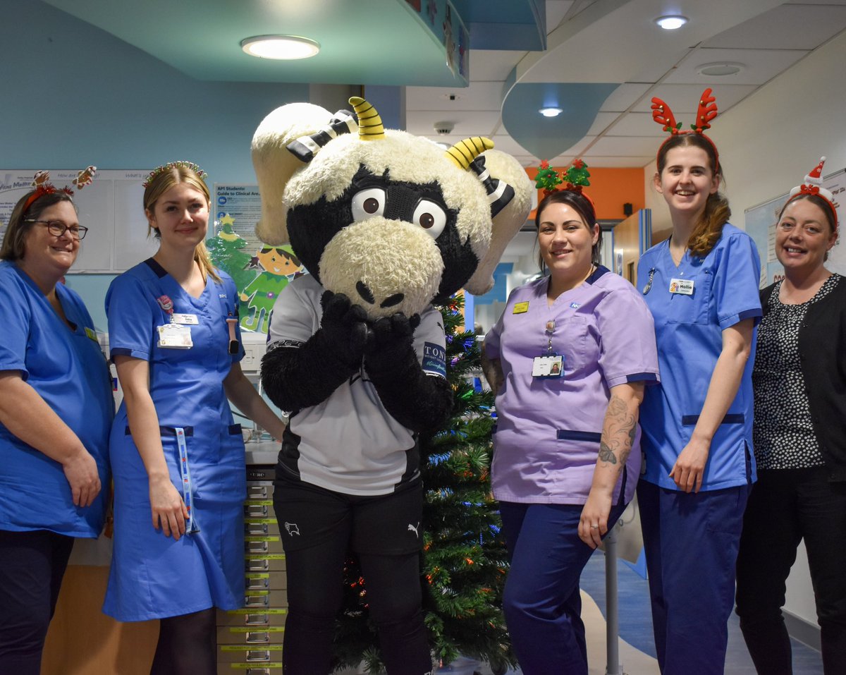 The senior team, along with 𝙀𝙬𝙞𝙚, took some time out today to visit children at the 𝙍𝙤𝙮𝙖𝙡 𝘿𝙚𝙧𝙗𝙮 𝙃𝙤𝙨𝙥𝙞𝙩𝙖𝙡!

They took gifts and bags of Christmas cheer to spread a little happiness!

𝙀𝙬𝙞𝙚 was a hit with staff and patients  alike!

🐑🖤🤍🎄