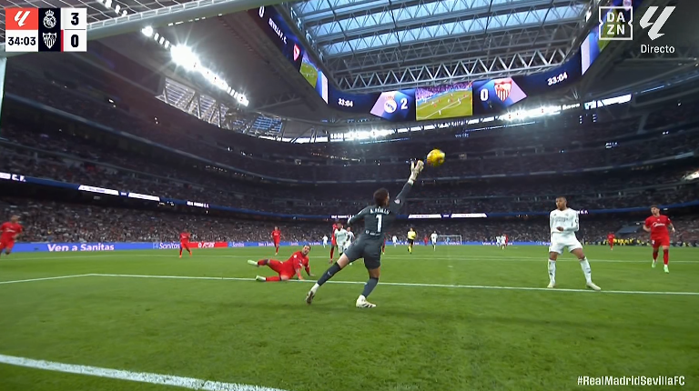 marca's tweet photo. ¡¡Goooooooool, gooooooooool del Madriiiiiiiiid!! Rodrygo hace el tercero al Sevilla. Fiesta total en el Bernabéu

#RealMadridSevillaFC https://t.co/2r5Nelxk9v