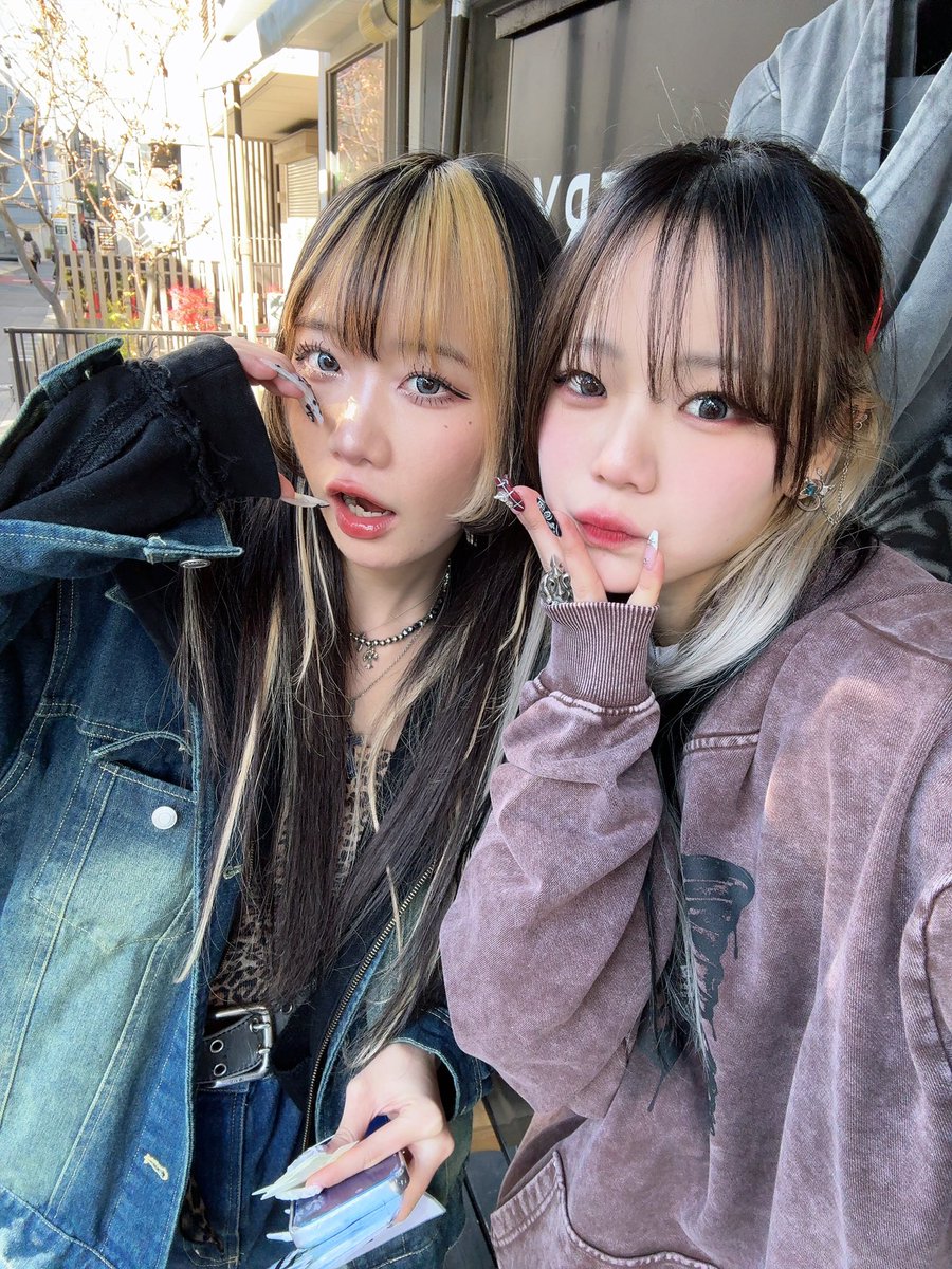 mi89__k's tweet photo. POPUPイベント 3都市無事完走!!!
沢山みんな会いに来てくれて嬉しかった〜❤︎

また明日からも頑張るぞ〜
みんなは仕事とか学校いつまで？？

寒いから風邪ひかないようにみんなおやすみ🌙 https://t.co/wBMI0U3ncR