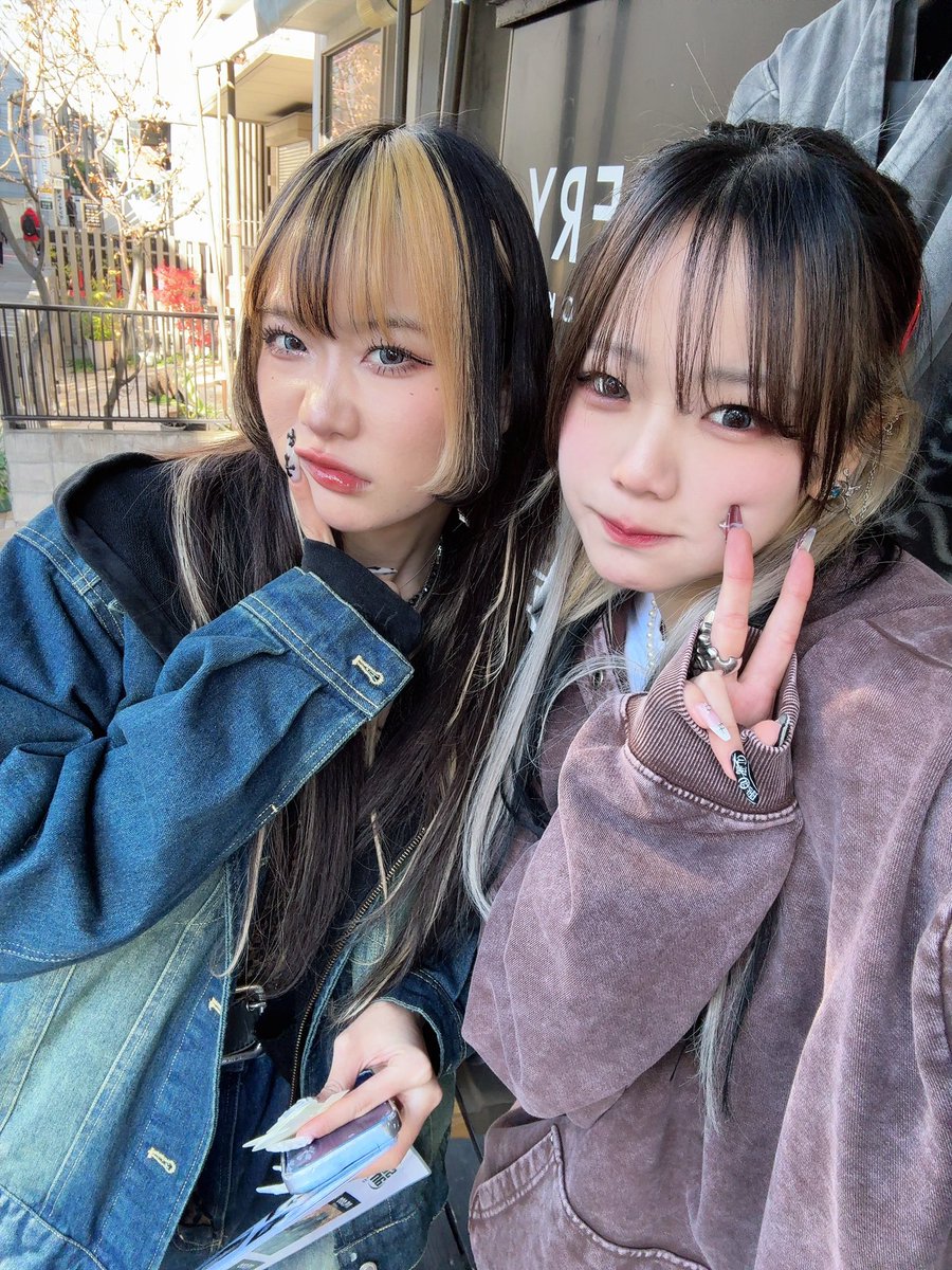 mi89__k's tweet photo. POPUPイベント 3都市無事完走!!!
沢山みんな会いに来てくれて嬉しかった〜❤︎

また明日からも頑張るぞ〜
みんなは仕事とか学校いつまで？？

寒いから風邪ひかないようにみんなおやすみ🌙 https://t.co/wBMI0U3ncR