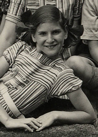 AuschwitzMuseum's tweet photo. 22 December 1927 | Dutch Jewish girl, Bette Sanders, was born in Amsterdam.

She was deported to #Auschwitz from #Westerbork in August 1943. She did not survive. https://t.co/NxULPJ7F3S