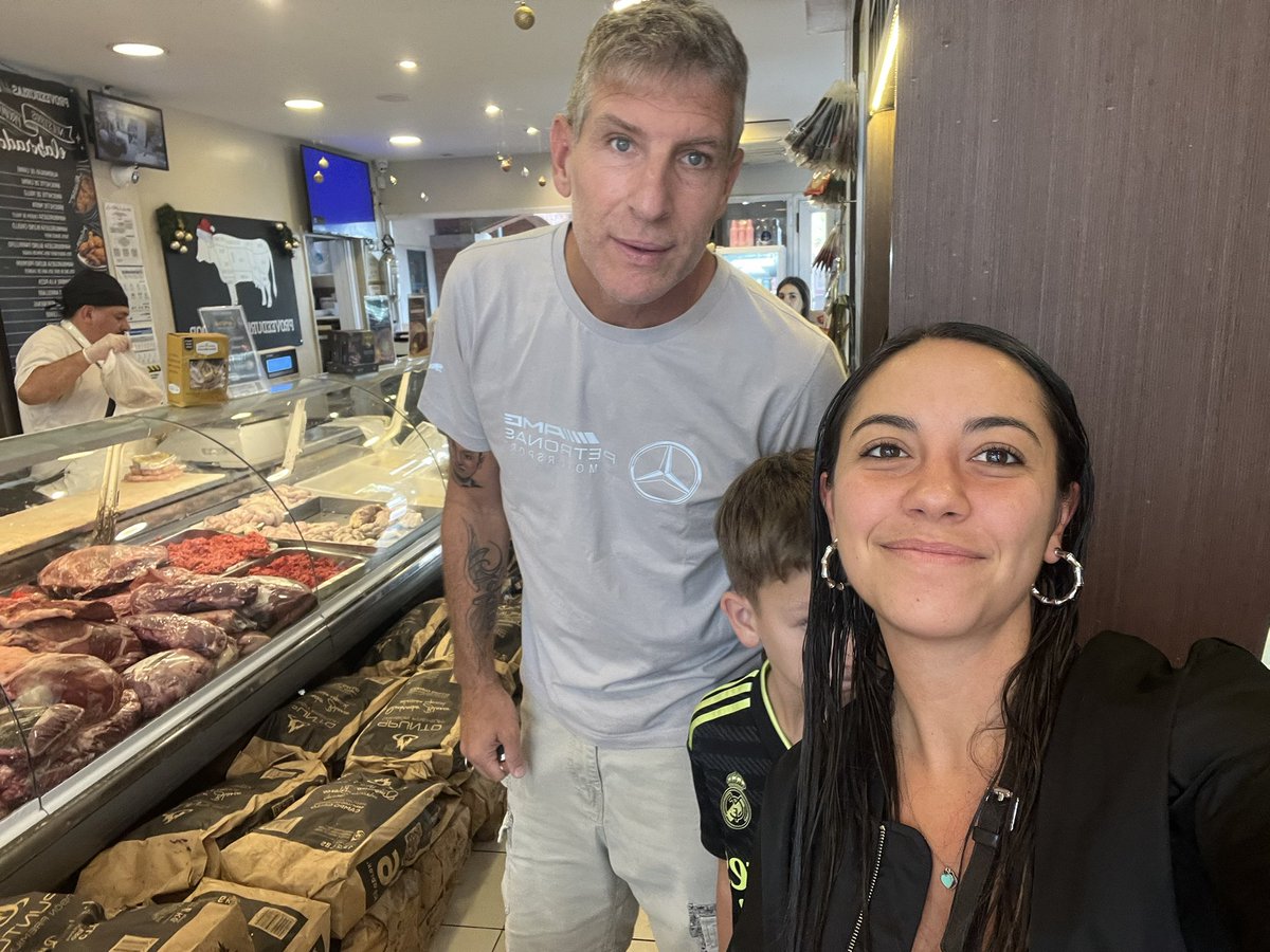 Ayer fui a comprar carne, vi a un tipo parado cerca, lo toqué y le dije: “¿Te puedo hacer una pregunta?”. Se da vuelta… era MARTÍN PALERMO. Entré en shock y le tiré igual: “sabes cuánta carne se calcula por persona?”
