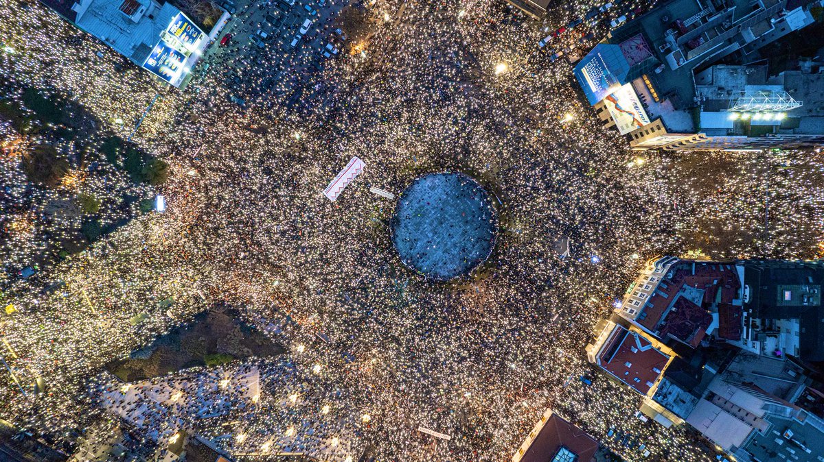 Belgrade today. A rally against the murderous corruption of the regime of Aleksandar Vucic. The collapse of the regime started in May 2023 and it is continuous. 🇷🇸 is awakening and it is its youth now calling the shots