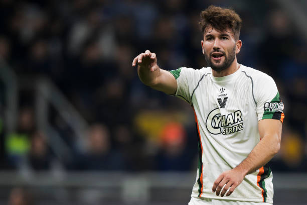 Balkan_Ballers's tweet image. 🇭🇷 Marin Šverko vs Cagliari

1 goal
16 passes
6 clearances
2 interceptions
1 ground duel won
1 aerial duel won
1 long ball
1 tackle
1 shot

His first goal for Venezia gave his team 3 big points vs relegation rivals Cagliari 💪