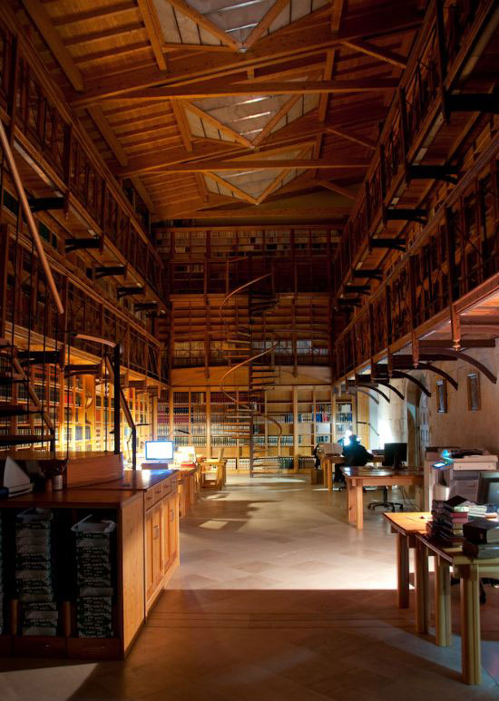 CCBiblio's tweet photo. Hoy en #DomingosdeBibliotecas mostramos la #biblioteca de la Abadía de Silos, que conserva joyas bibliográficas como las Glosas Silenses, con las primeras palabras castellanas escritas, o el códice escrito en el primer papel utilizado en Europa (s.XI).
#BibliotecasEspecializadas https://t.co/FniFPzMnEC