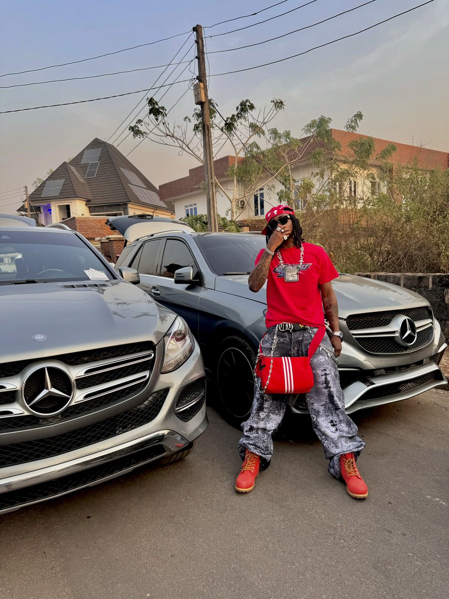 BonaNaija's tweet photo. Rising Nigerian star Jeriq made history last night with a sold-out concert at Enugu Stadium, drawing comparisons to Phyno's iconic #Phynofest.
The highly anticipated event, tagged #JeriqHood, featured an all-star lineup, including: Vict0ny, Oxlade, Bella Shmurda, Blaq Bonez, Ajebo Hustlers, King Perry, Psycho YP, Alpha P, and Mr. Funny.
#BNurbantrends
https://t.co/pV1fyLEk98
