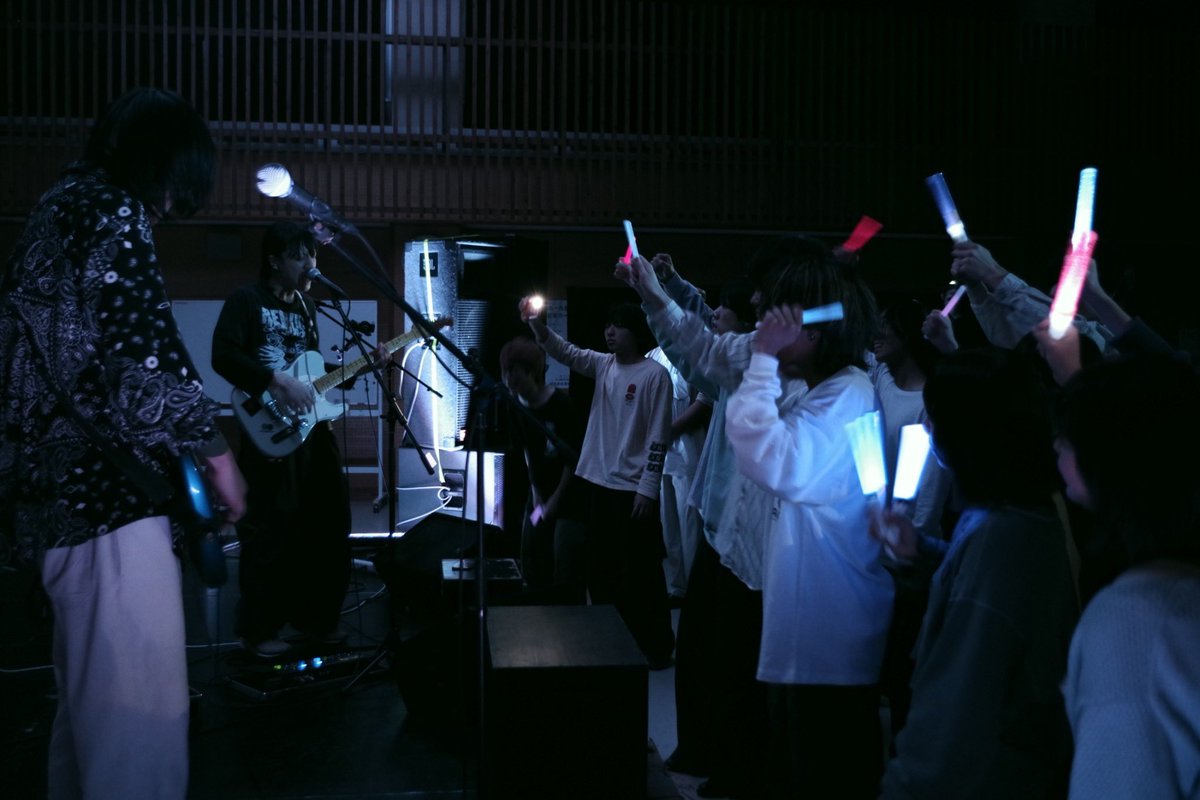 terasakisota's tweet photo. あなたが見つけてくれたように
私も見つけてしまったんだ
ぜんぶ、全部夢だったとして
忘れられるわけないでしょう？
私を忘れて最後まで
光の海を後ろ手に振り返る
踏み出す足を止めて
ちゃんとわかってる
そこにはいけないから。 https://t.co/f8PaH4lD87