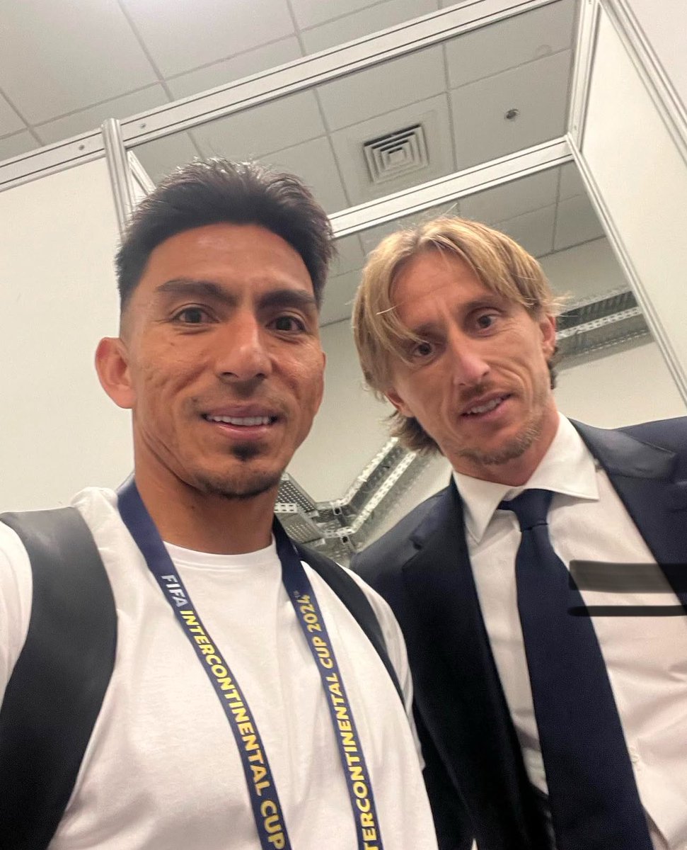jamolestina's tweet photo. Angelito Mena hizo lo que cualquier futbolero hubiese hecho. 
Foto con los cracks del Real Madrid. 
Con Vinicius, Mbappé, Modric y Courtois. 

Un bacan Angelito 👏⚽️❤️🇪🇨 https://t.co/OxBSjisMei