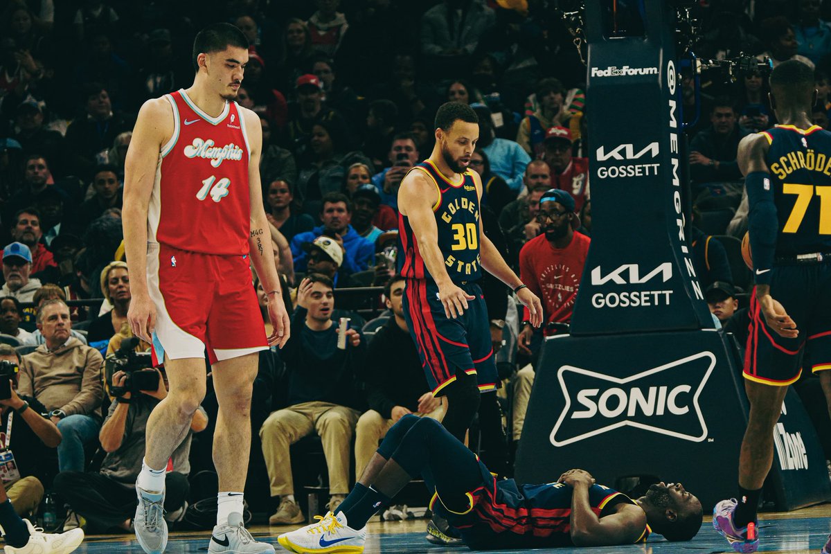 Below500Pod's tweet image. A Chrysler 300 look like a Bentley til a Bentley pull up