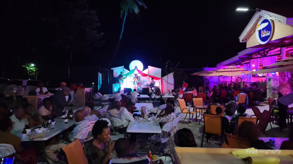 HotelLeRecul's tweet photo. Nou remèsye tout patisipan ki te fè #NoëlChokola tounen yon moman inoubliyab nan Le Recul Résidences! 👏 Bravo pou Mardochée William &amp; Friends pou pèfòmans yo, yè swa. Nou swete wè nou ankò pou plis evènman espesyal!

Randevou : Samdi 28 desanm pou yon bèl bal de salon. 🎶 https://t.co/OvKI526otI