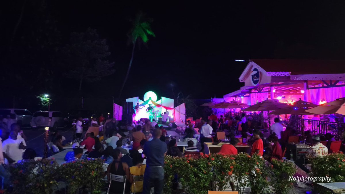 HotelLeRecul's tweet photo. Nou remèsye tout patisipan ki te fè #NoëlChokola tounen yon moman inoubliyab nan Le Recul Résidences! 👏 Bravo pou Mardochée William &amp; Friends pou pèfòmans yo, yè swa. Nou swete wè nou ankò pou plis evènman espesyal!

Randevou : Samdi 28 desanm pou yon bèl bal de salon. 🎶 https://t.co/OvKI526otI