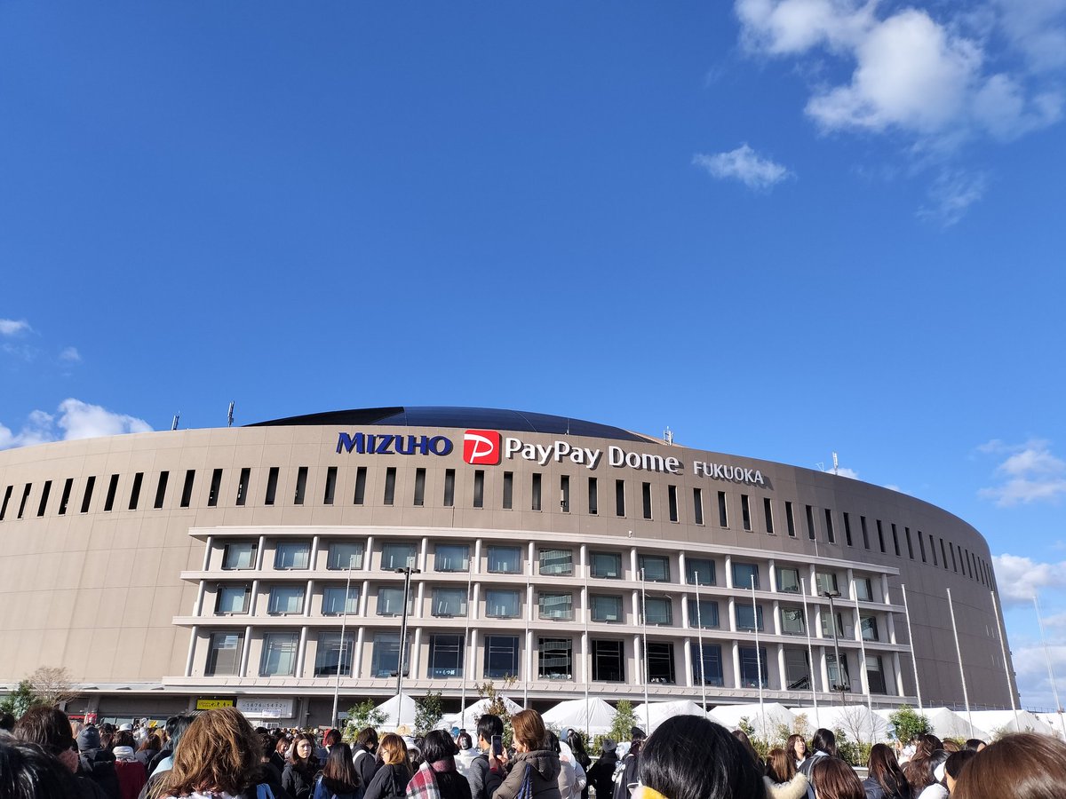 jun_nyamm's tweet photo. 初めての福岡、初めてのオーラス！初っ端からトラブル続きで萎えてたけど、近くの席の人から手作りグッズ貰ったり、隣の中国人のお姉さんと翻訳機使ったりしながらお話したり初めての経験ばかり。とっても楽しかった〜🥺❤️ https://t.co/Etrp4wPf6Y