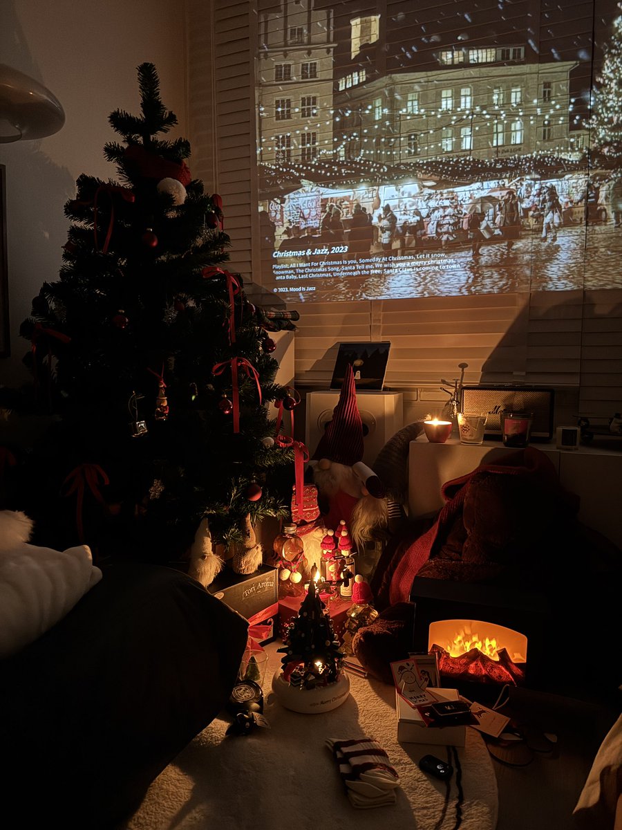 คริสต์มาสที่รอมาทั้งปี :— ) 🎅🏼🎄