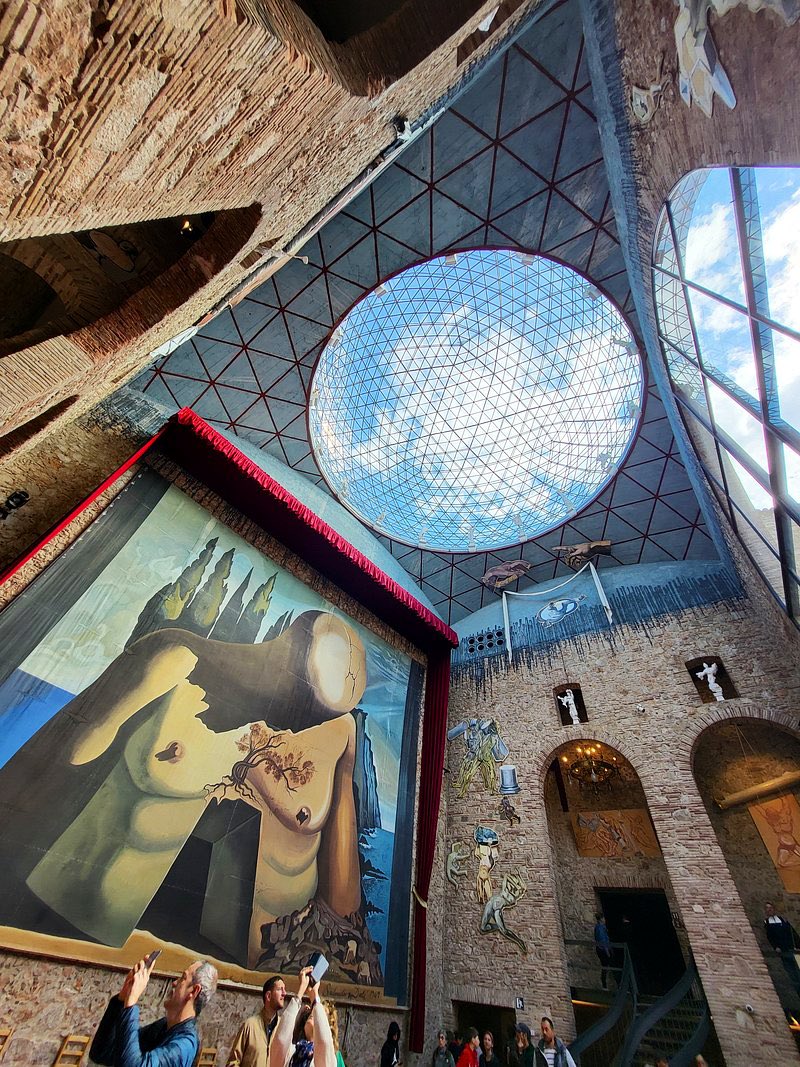 Jet7One's tweet photo. #Dali built #DalíTheatreMuseum on the ruins of the town’s former Municipal #Theatre which was destroyed during the #Spanish Civil War. The location was perfect since Dalí considered himself a theatrical #artist and the theatre’s lobby is where he hosted his first ever #exhibition https://t.co/OeYkQ3ISNj