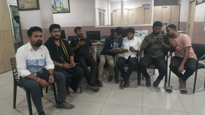 BunnyNikhil214's tweet photo. @revanth_anumula 1. First person is your Party ZPTC Candidate and from your own constituency. people already knew who is behind him. 

2. Why are you not responding on Students Deaths on Gurukulam ? Why focusing on only Allu Arjun Case? 

3. Goons are relaxing in PS 

4. DIVERSION 👏 https://t.co/ZLk60mmKtn