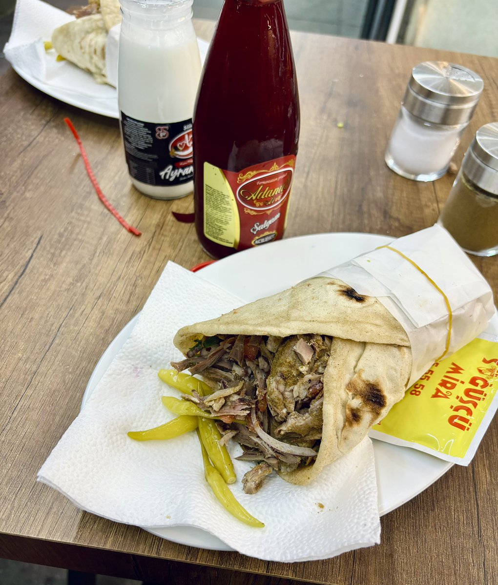 biz basit adamız kardeşim ;
göztepe maçını izlemeye gideriz
maç çıkışı söğüşümüzü yeriz
bir de hep aynı kızı severiz...