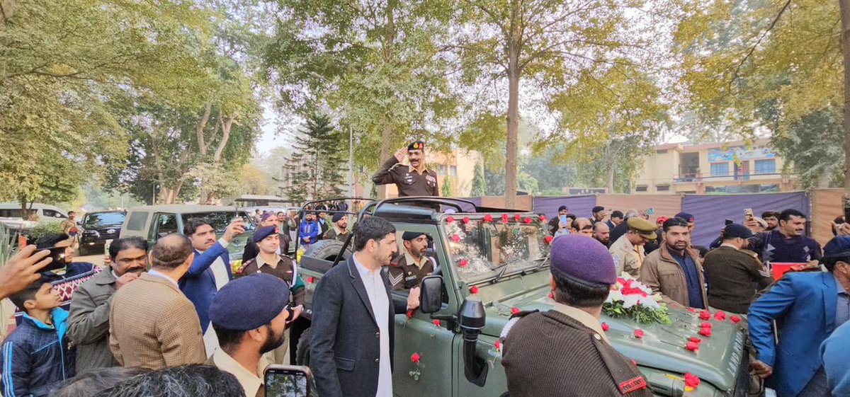 AGFanOff's tweet photo. ایک سپاہی کا سفر ختم ہوتا ہے، لیکن اس کی میراث شروع ہوتی ہے۔
لیفٹیننٹ جنرل آصف غفور نے اپنے پیچھے قیادت، قربانی اور حب الوطنی کی ایک متاثر کن کہانی چھوڑی ہے۔
پاکستان کے لیے آپ کی خدمات اور لگن پر پوری قوم آپ کو سلام پیش کرتے ہیں۔
#ThankYouAsifGhafoor #PakArmy #Artillery #Fouj https://t.co/O3EixhvxnL