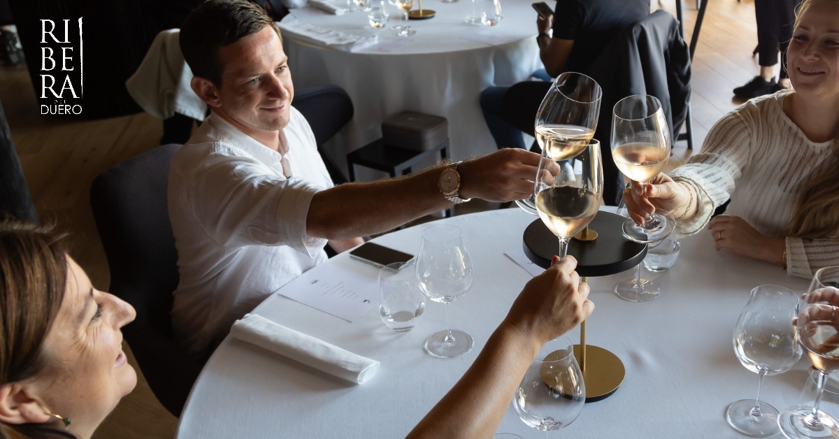 ¡La Navidad se disfruta aún más con un vino Ribera del Duero! 🎄🍷 Celebra las fiestas con lo mejor de nuestra tierra. ¡Brindemos juntos!

#riberadelduero #Navidad