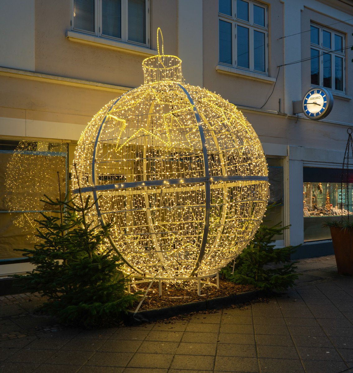 DorteHedengran's tweet photo. Christmas decoration in the street 🪩
#Denmark #SonyAlpha #streetphotography #December21th #SundayVibes #SundayMood #Sunday #Christmas
📸Dorte Hedengran https://t.co/GAFKwM8bqX