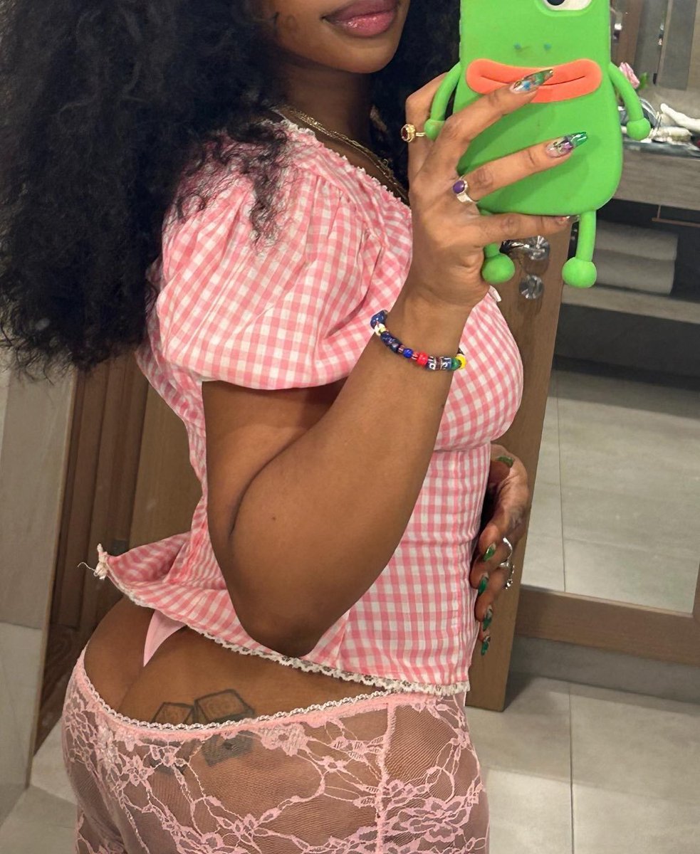 Whotfismick's tweet photo. SZA 👀 https://t.co/HclDHicSmi