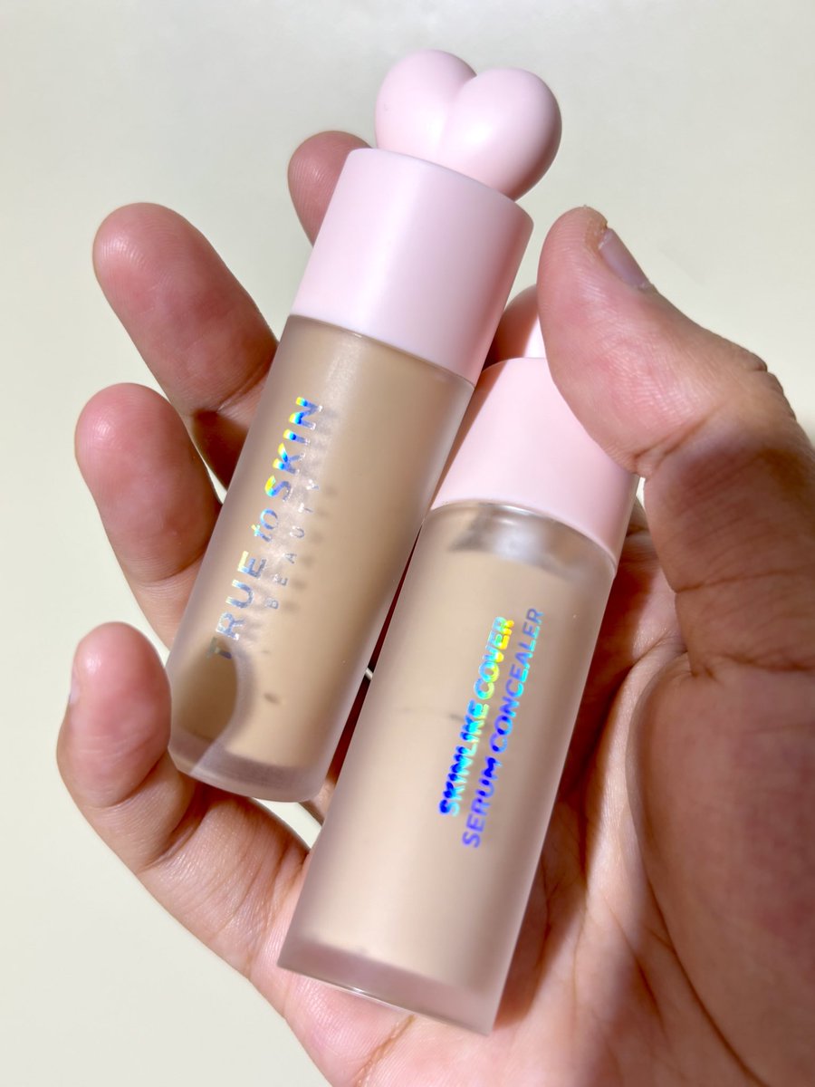mmatxcha's tweet photo. Menuju pergantian tahun, finally True to Skin keluarin produk baru~~ yaitu skinlike cover serum concealer ♡

Sesuai namanya concealer ini ringan bgt dong, bisa nutup redness, dan free stickers lucuk 🌸
#mmatxchareview https://t.co/XbP7yG5iKn