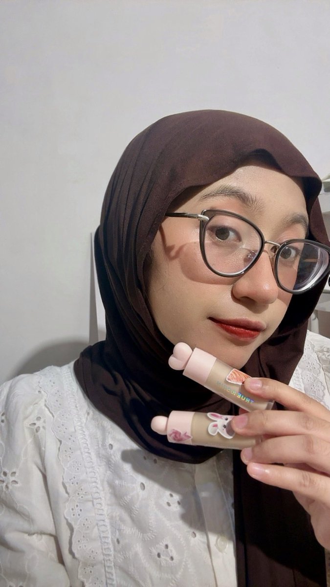 mmatxcha's tweet photo. Menuju pergantian tahun, finally True to Skin keluarin produk baru~~ yaitu skinlike cover serum concealer ♡

Sesuai namanya concealer ini ringan bgt dong, bisa nutup redness, dan free stickers lucuk 🌸
#mmatxchareview https://t.co/XbP7yG5iKn