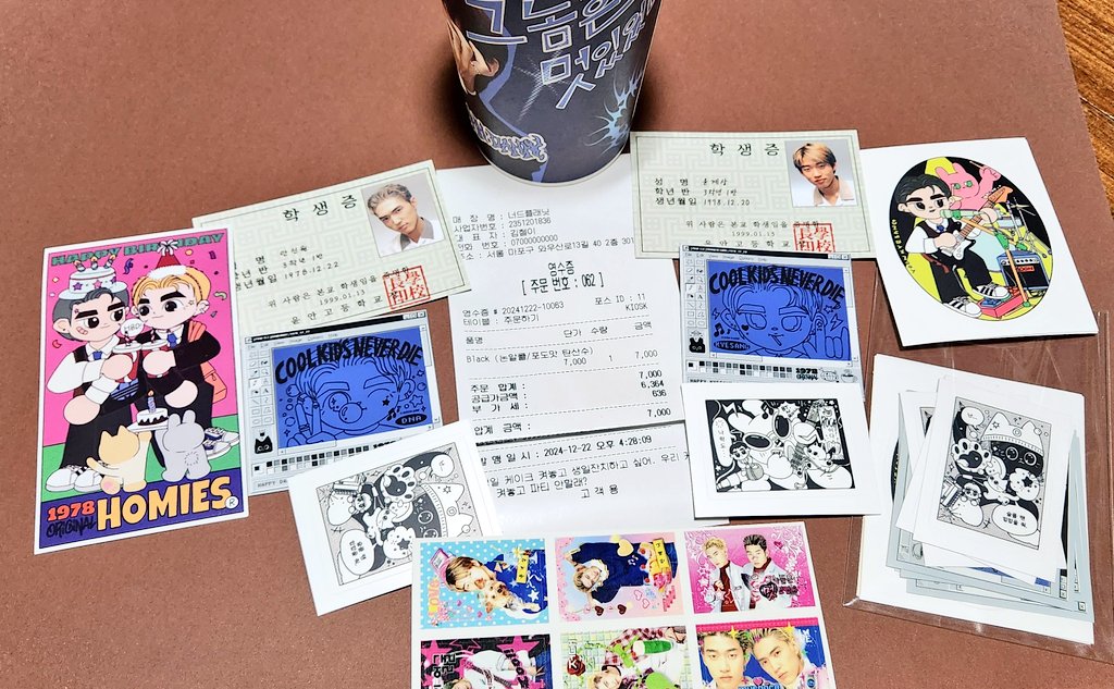 《그놈들은 멋있었다 생카》마지막날
늦어서 오빠들에게 메세지 남길생각으로 갔다가 마지막 남은 럭드(포카)를 싹쓰리해왔습니당!
특전 아까워서 못 열어보다가 드디어 열어봤는데 넘 이쁘고 디자인👍🏻👍🏻학생증 사진 너무 귀여워요!!😍😍
<a href="/G_nom_122022/">그 놈(들)은 멋있었다.</a> 
#그놈들은멋있었다
#윤계상_안데니_생일축하해