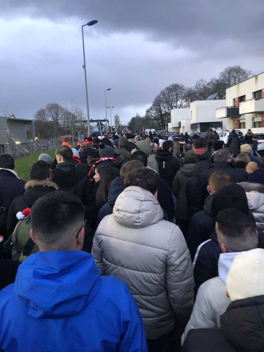 L’organisation n’est pas à la hauteur ce soir au Roudourou ! 40 minutes d’attente dans une file pour accéder au stade! Pitoyable. #EAG. ⁦<a href="/EAGuingamp/">En Avant Guingamp</a>⁩ <a href="/OuestFrance22/">Ouest-France 22</a>⁩