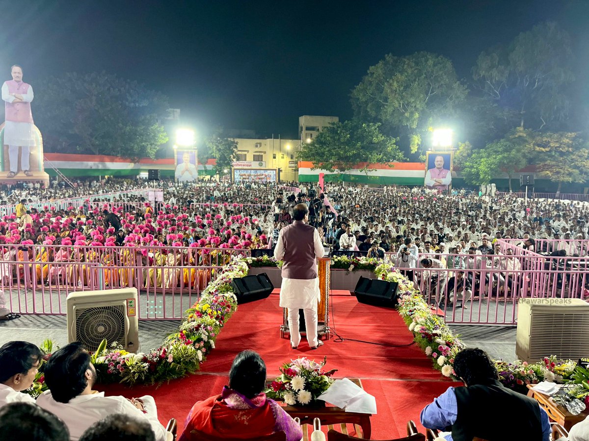 parthajitpawar's tweet photo. “मी थांबलो नाही, थांबणार नाही!” 

आज शारदा प्रांगण, बारामती येथे विधानसभा निवडणुकीच्या ऐतिहासिक विजयाबद्दल आणि मा.श्री. अजित���ादा पवार यांनी सहाव्यांदा उपमुख्यमंत्री पद भुषवल्याबद्दल समस्त बारामतीकरांच्या वतीने आयोजित नागरी सत्कार सोहळा मोठ्या उत्साहात पार पडला. यावेळी दादांनी सर्वांशी आपुलकीने मनमोकळा संवाद साधला, समस्त बारामतीकरांच्या प्रेम आणि आशीर्वादासाठी त्यांचे मनापासून आभार मानले. आजपर्यंतच्या ७ टर्ममध्ये ज्या वेगाने विकासकामे झाली, त्याहून अधिक वेगाने येत्या काळात विकासकामे बारामतीसह राज���यभरात करून दाखवेन, असा विश्वास दादांनी दिला. 

या भव्य नागरी सत्कार सोहळ्याप्र��ंगी राज्यसभा खासदार मा. सुनेत्राताई पवार, आमदार श्री. अमोल मिटकरी यांसह पक्षाचे पदाधिकारी व कार्यकर्ते मोठ्या संख्येने उपस्थित होते.

@AjitPawarSpeaks @SunetraA_Pawar @amolmitkari22