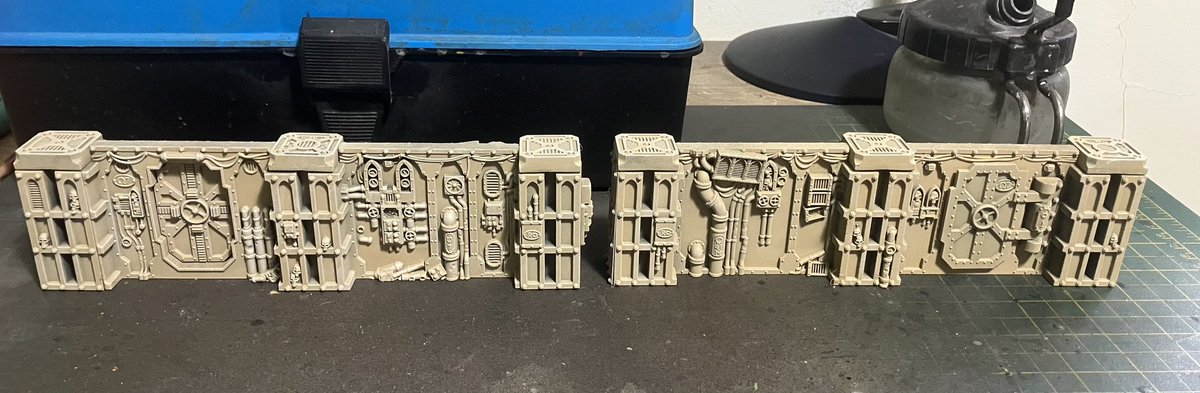 Penddraig131's tweet photo. Bonus hobby day saw the next batch of #gallowdark terrain underway. Just a simple drybrush before I start adding the extra details.
#30k #horusheresy #zonemortalis #40k #boardingactions #killteam #warmongers https://t.co/ysjX5afqmo