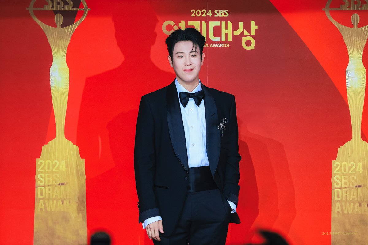 pyojihoonkr's tweet image. 241221 SBS 연기대상 #피오 #표지훈