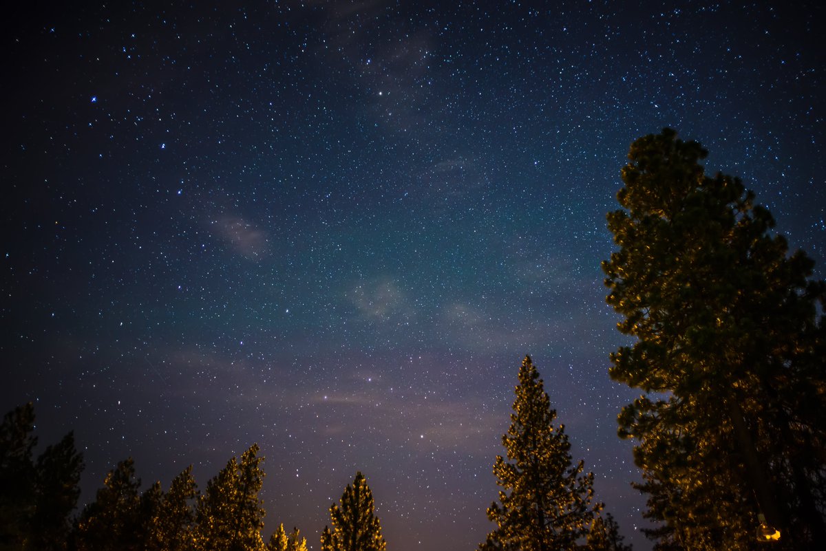 AuCanada's tweet photo. La pluie de météores des #Ursides est en cours depuis une semaine, mais c’est ce weekend qu’elle atteint son apogée. La pluie de météores porte le nom de la constellation de la #PetiteOurse, et toutes les deux sont observables au Canada. Que savez-vous de l’#Astronomie? 🌠 https://t.co/xtYIrK1YfF