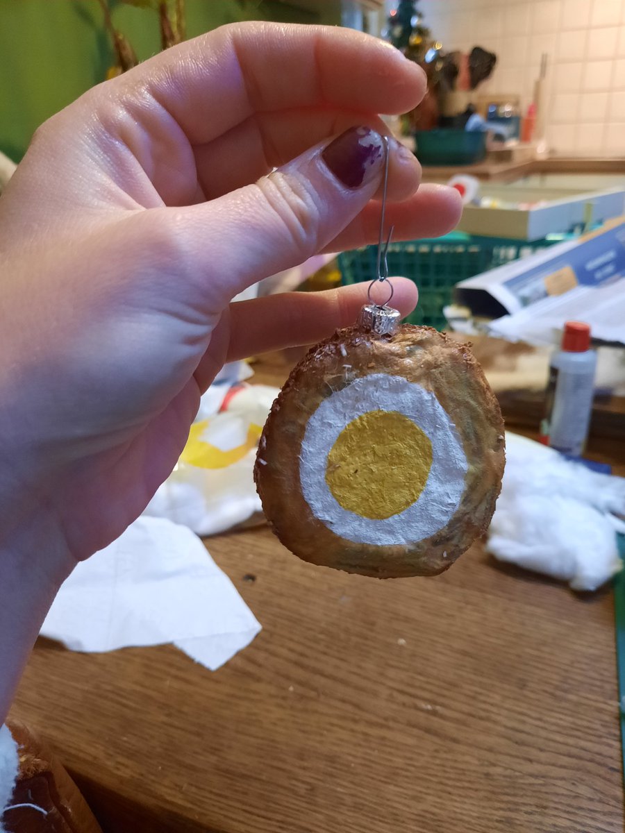 Ben wat nieuwe ballen aan het uittesten. 😃

De Gehaktstaafbal, en de Aaierbalbal. 
De aaierbal lukt aardig was even zoeken naar een alternatief voor paneermeel en de vulling ga ik anders doen. 

#kerstbal #gehaktstaaf #eierbal