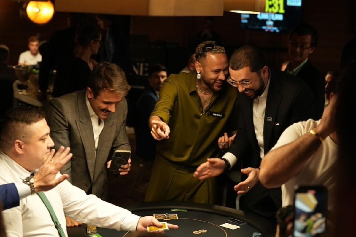 neymarjr's tweet photo. Chegar no Brasil, encontrar os amigos e jogar poker escutando pagode não tem coisa melhor ❤️ https://t.co/kBuDOpSQV0