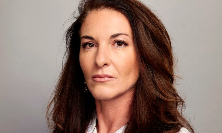 F_Desouche's tweet image. Mickaëlle Paty exfiltrée lors du verdict pour échapper à la colère de la sœur de la collégienne à l’origine de la « cabale » médiatique contre le professeur
 fdesouche.com/2024/12/22/mic…